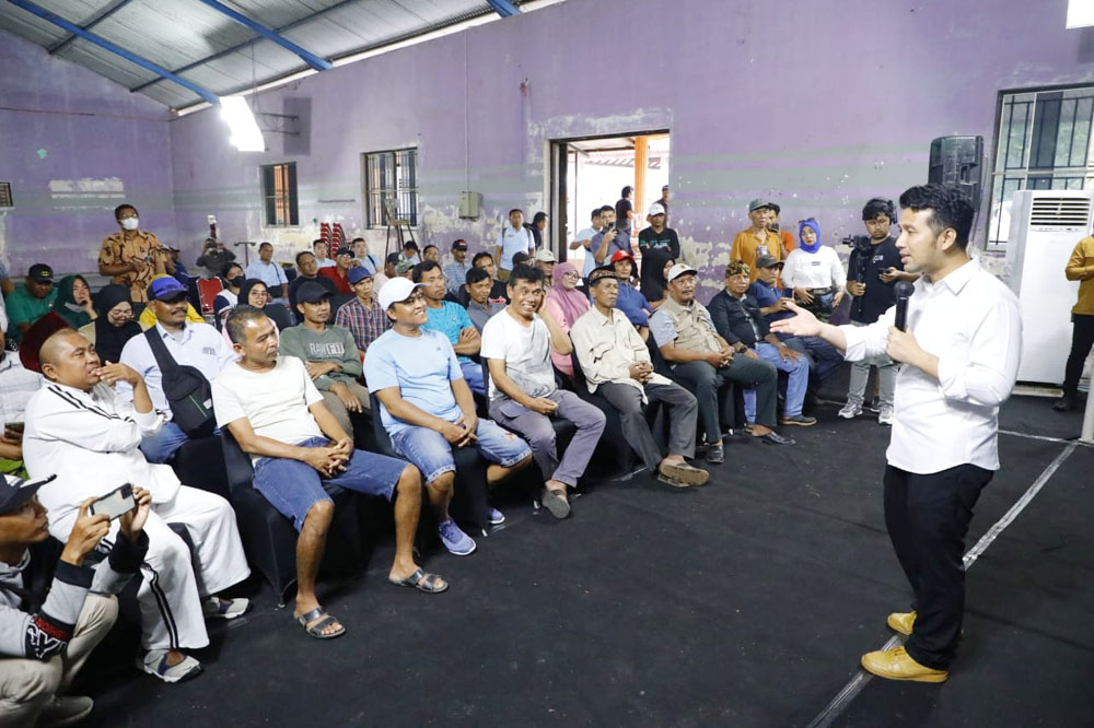 PERHATIAN: Wagub Emil Elestianto Dardak saat dialog bersama nelayan di Muncar, Banyuwangi.