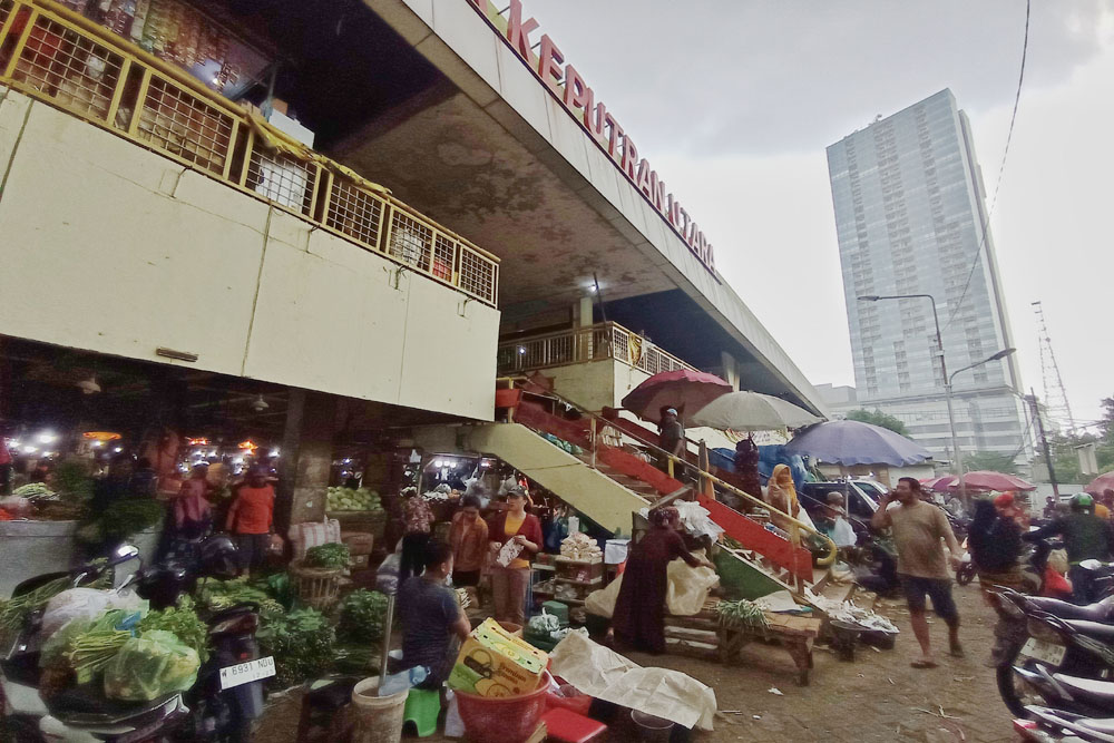 MELUBER: Sejumlah pedagang membongkar dagangan di Pasar Keputran Utara Surabaya, Selasa (9/1).