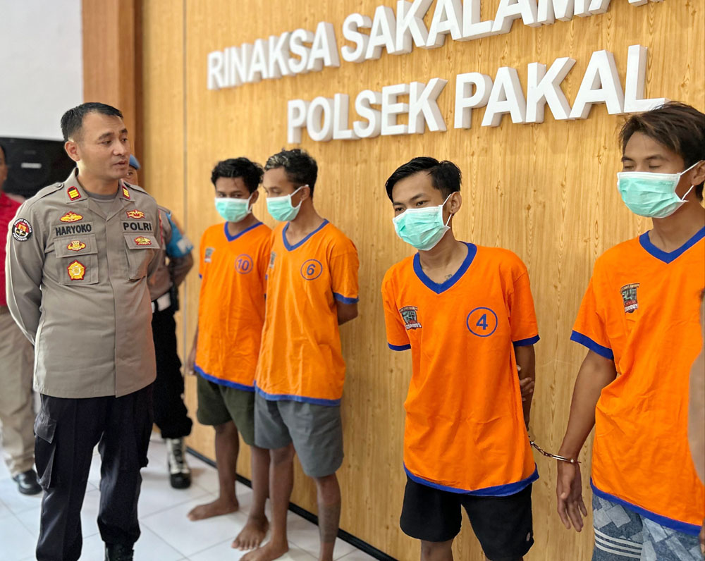 SUMBU PENDEK: Kasi Humas Polrestabes Surabaya AKP Haryoko Widhi menunjukkan para tersangka kasus pengeroyokan yang diamankan di Mapolsek Pakal.
