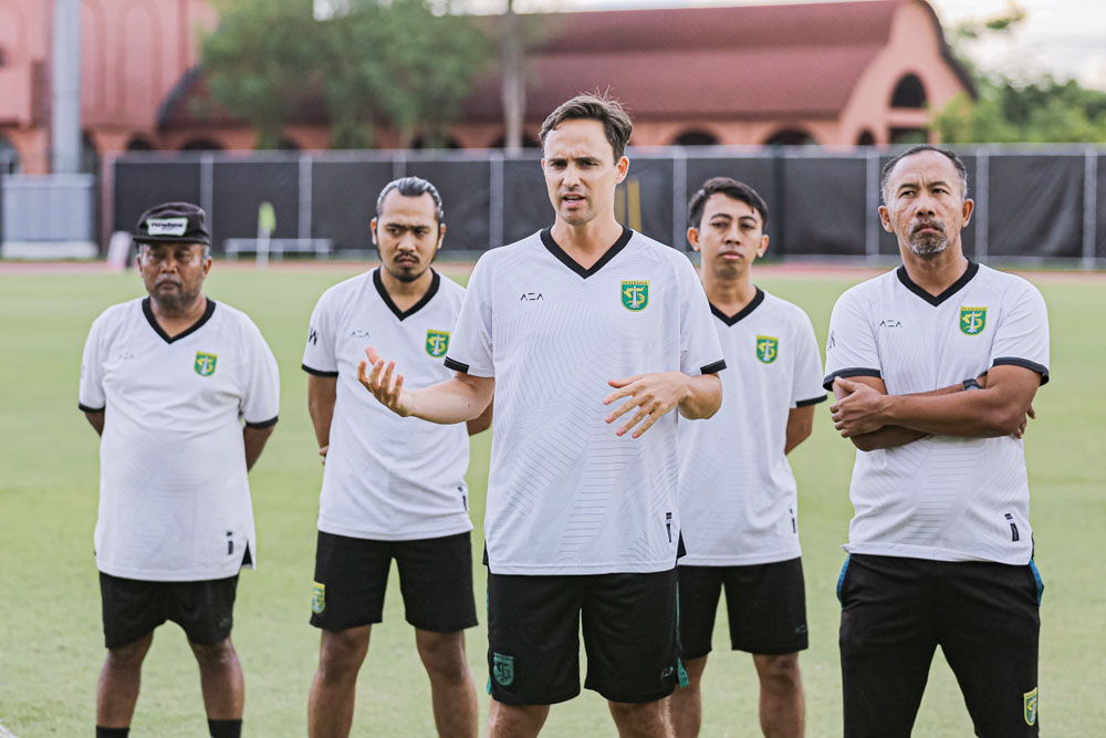 Paul Munster (tengah) bersama jajaran pelatih saat memimpin latihan Persebaya di lapangan THOR Surabaya, Kamis (4/1).