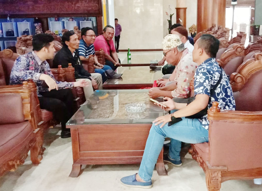 CARI SOLUSI: Sejumlah perwakilan penghuni Rusunawa Gunungsari berdialog dengan Wakil Gubernur Jawa Timur Emil Elestianto Dardak, Kamis (11/1).