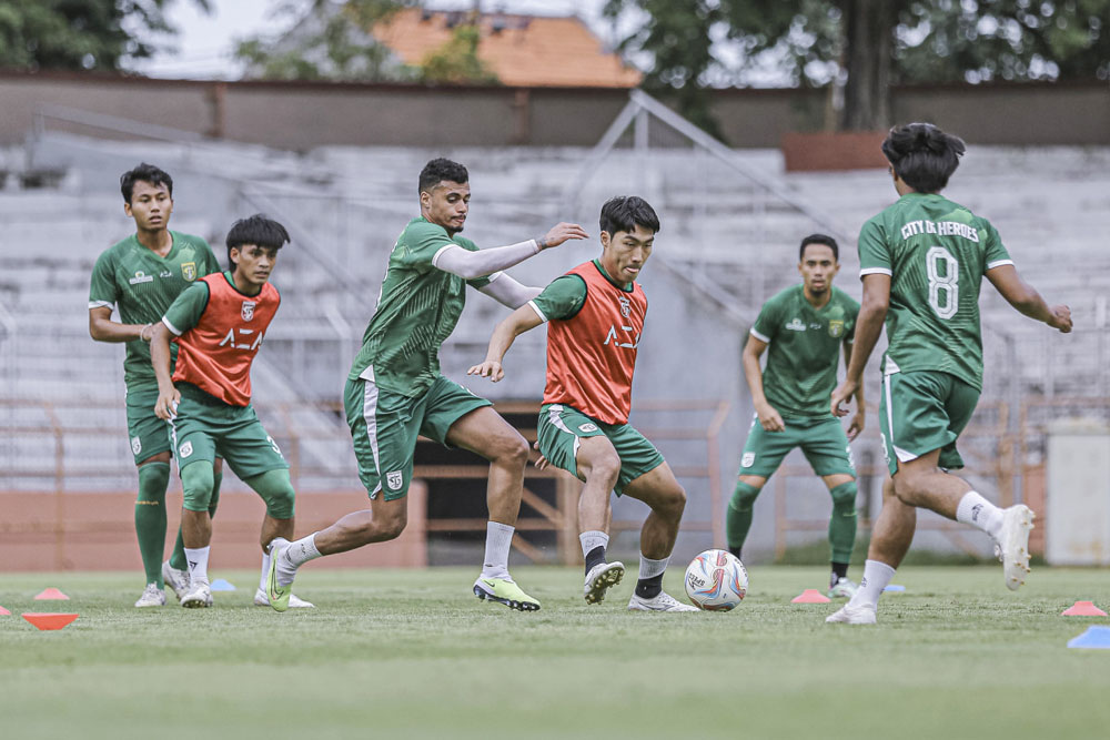 KERAS: Pemain Persebaya serius menjalani latihan bersama Paul Munster.