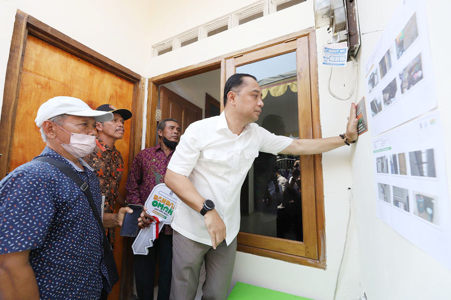 LAYAK HUNI: Wali Kota Surabaya Eri Cahyadi saat meninjau salah satu rutilahu yang baru diperbaiki.