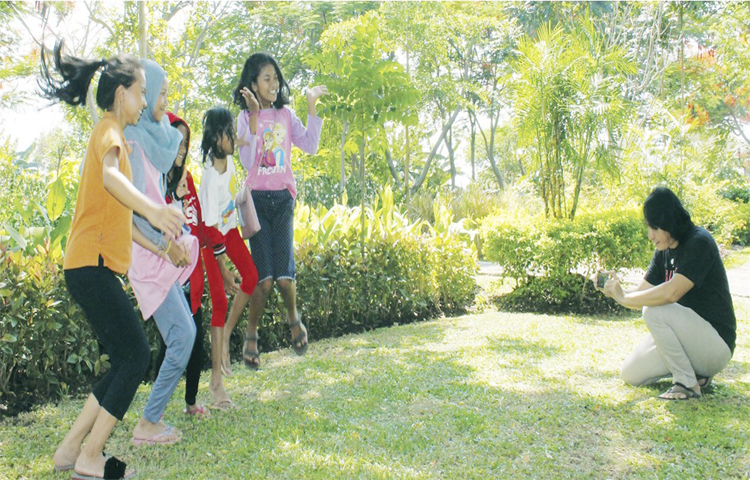 HEALING: Sejumlah anak dan remaja bermain bersama di Taman Harmoni, Keputih, Surabaya.