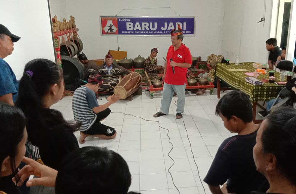 MELESTARIKAN BUDAYA: Para pemain ludruk Baru Jadi di kampung ludruk Manukan Wetan tengah menjalani latihan.
