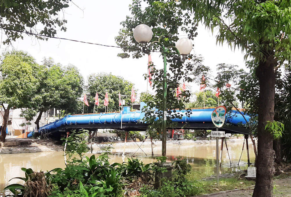 BESI BAJA: Konstruksi jembatan yang melengkung di atas sungai membuat jembatan disebut jembatan Bungkuk.