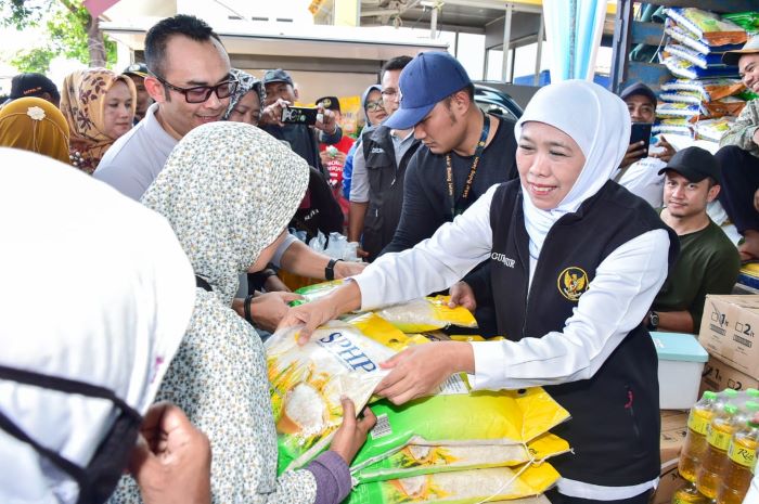 CEK RICEK: Gubernur Jawa Timur Khofifah Indar Parawansa meninjau pasat murah untuk mengendalikan harga bahan pokok (bapok). (MUS P/RADAR SURABAYA)