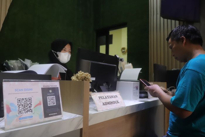 PENTING: Warga melakukan aktivasi identitas kependudukan digital (IKD) di kantor Kelurahan Genteng di Surabaya. (SURYANTO/RADAR SURABAYA)