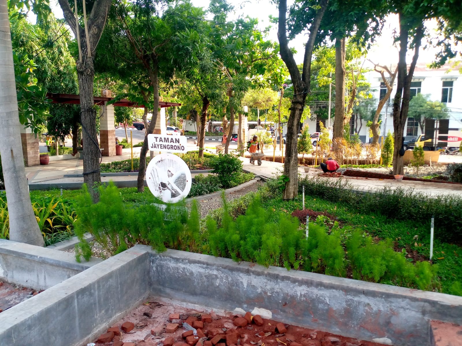 SEDANG DIKERJAKAN: Taman Sejarah yang sedang direnovasi di Jalan Rajawali, Surabaya, Jumat (12/1).