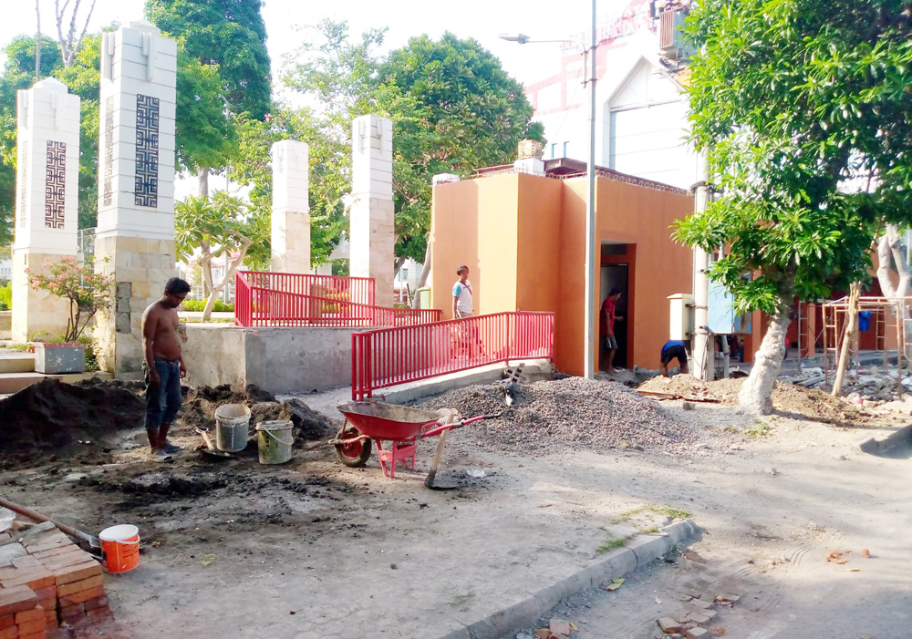 FASILITAS BARU: Sejumlah pekerja menggarap fasilitas baru di Taman Sejarah dekat Jembatan Merah Plaza (JMP), Jumat (12/1).