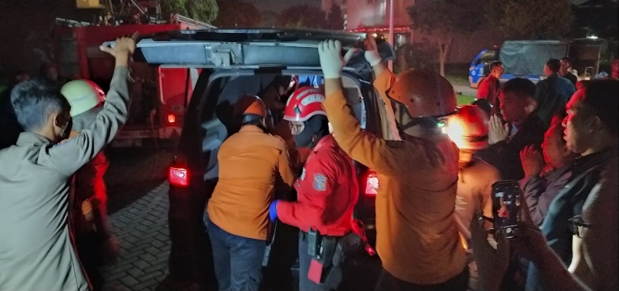 Petugas mengevakasi jenazah korban ST ke RSUD dr Soetomo Surabaya dengan mobil ambulans.