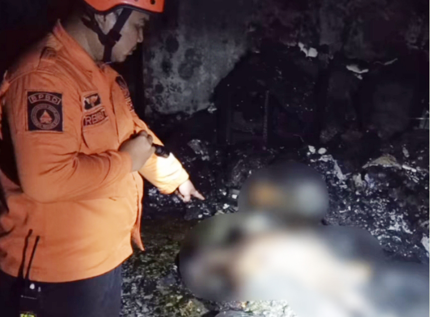 Petugas DPKP menemukan jenazah korban ST terbakar di dalam kamar rumahnya di North Mansion, Citraland Surabaya.