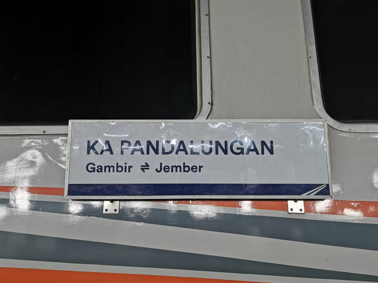 KA Pandalungan relasi Stasiun Jakarta Gambir - Jember yang anjlok di sekitar Stasiun Tanggulangin Sidoarjo berdampak pada terganggunya perjalanan puluhan KA yang melewati jalur tersebut.