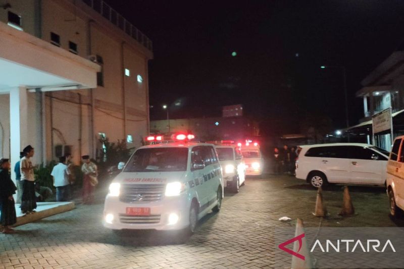 Situasi di RSUD Bangkalan, Jawa Timur, Sabtu (13/1/2024), saat mobil jenazah mengantai korban carok menuju rumah duka setelah dilakukan otopsi oleh petugas medis.