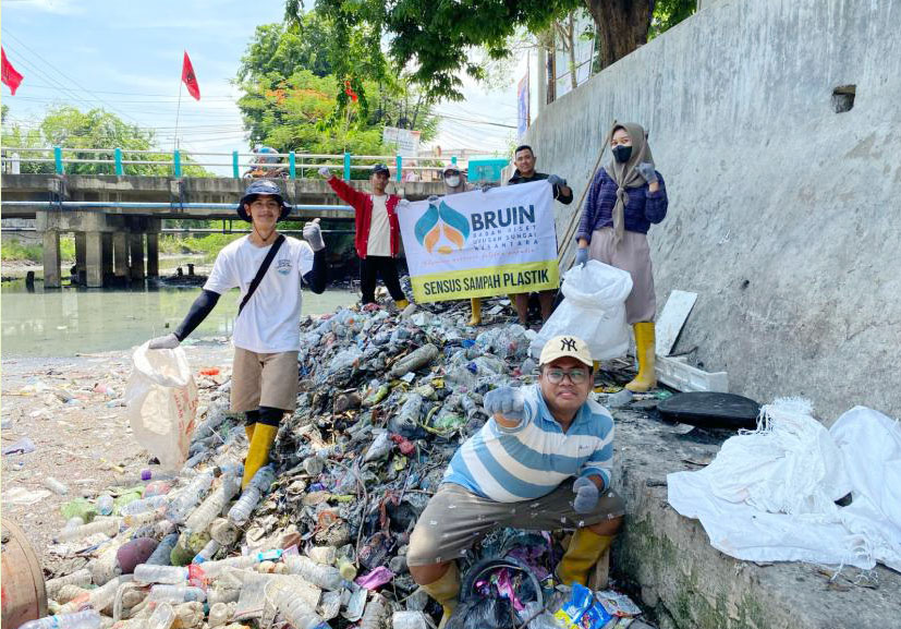 BRUIN saat melakukan sensus sampah plastik di 28 kabupaten/kota di 13 provinsi sepanjang tahun 2022-2023 mengumpulkan 25.733 sampah plastik.