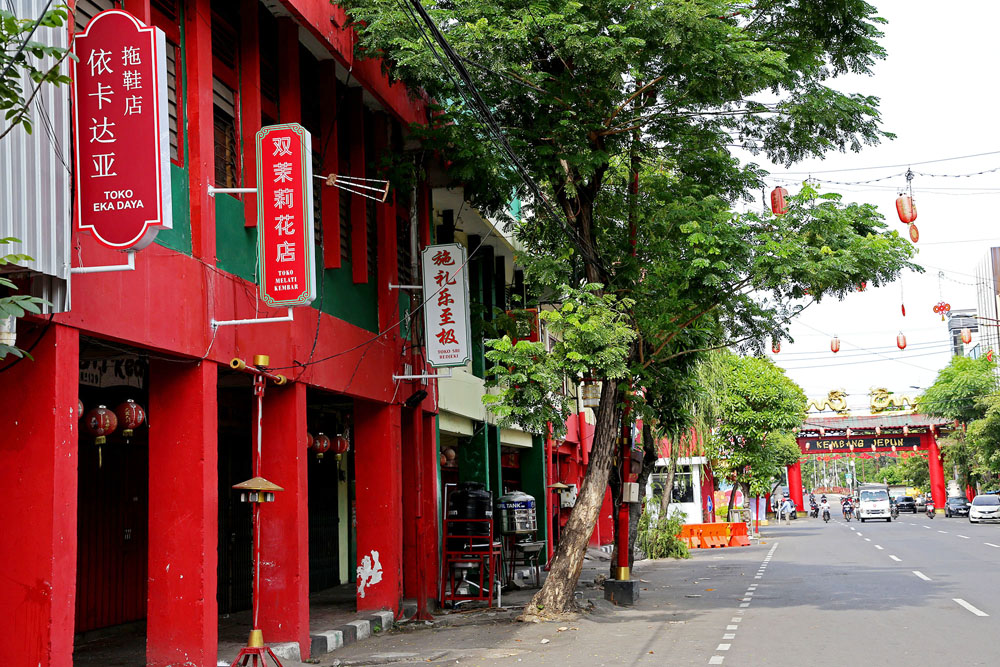 CHINA TOWN: Sejumlah toko di Jalan Kembang Jepun sudah memasang papan nama beraksara Tionghoa dan Indonesia.