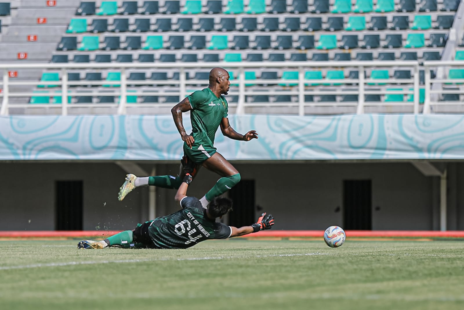 SERIUS: Para pemain Persebaya Surabaya saat menjalani internal game di Stadion Gelora Bung Tomo (GBT), Sabtu (13/1).