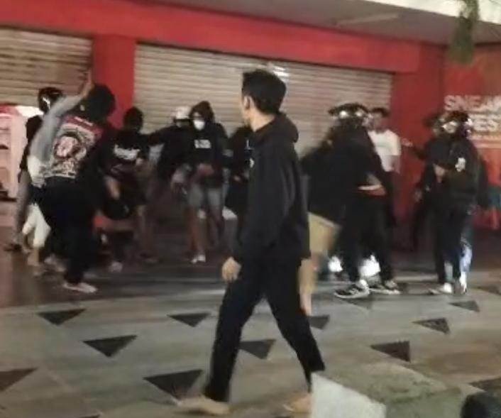 BERAT: Aksi anarkhis sejumlah remaja dengan melakukan pengeroyokan di Jalan Tunjungan Surabaya, Minggu malam (14/1). (IST)