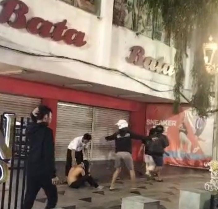 VIRAL: Sebuah video menunjukkan perbuatan anarkhis yang dilakukan sekelompok anak muda di Jalan Tunjungan Surabaya, tepatnya di depan toko Bata. (IST)