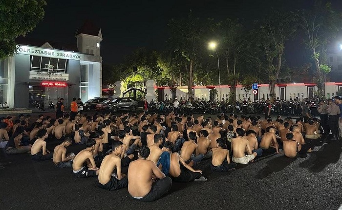 LEPAS BAJU ATAS: Sebanyak 139 pemuda yang berasal dari salah satu perguruan silat diamankan Polrestabes Surabaya setelah konvoi, Senin (15/1) malam. (IST)