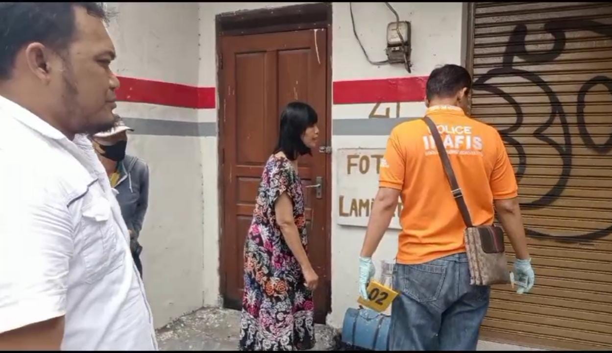 LIDIK: Tim Inafis Satreskrim Polrestabes Surabaya melakukan olah TKP di toko kelontong Jalan Simo Jawar, Rabu siang (17/1). (IST)