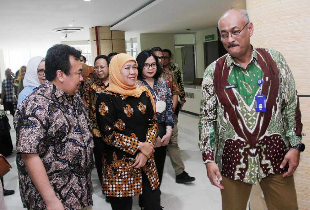 PERESMIAN: Gubernur Jatim Khofifah Indar Parawansa meninjau gedung baru RS Mata Masyarakat Jatim di Jalan Ketintang Baru, Surabaya, Selasa (16/1).