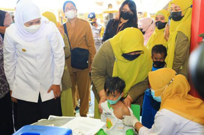 PEKAN IMUNISASI NASIONAL:  Gubernur Khofifah Indar Parawansa saat meninjau SUB PIN Polio yang dilakukan secara serentak di seluruh Indonesia.
