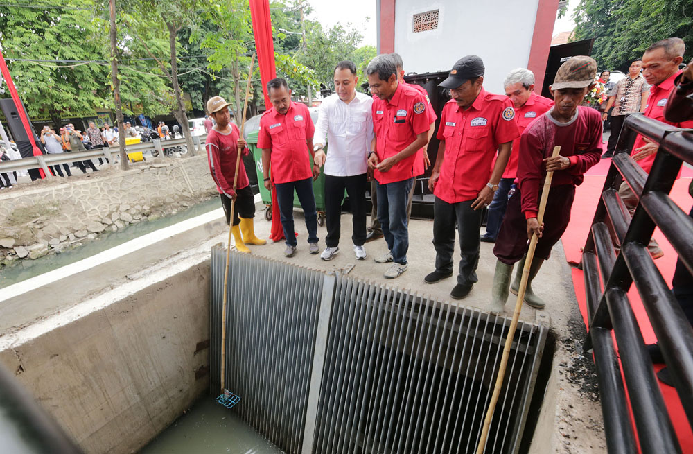 RUMAH POMPA: Wali Kota Eri Cahyadi meninjau rumah pompa di Gersikan sebagai salah satu upaya mengurangi banjir di Surabaya.
