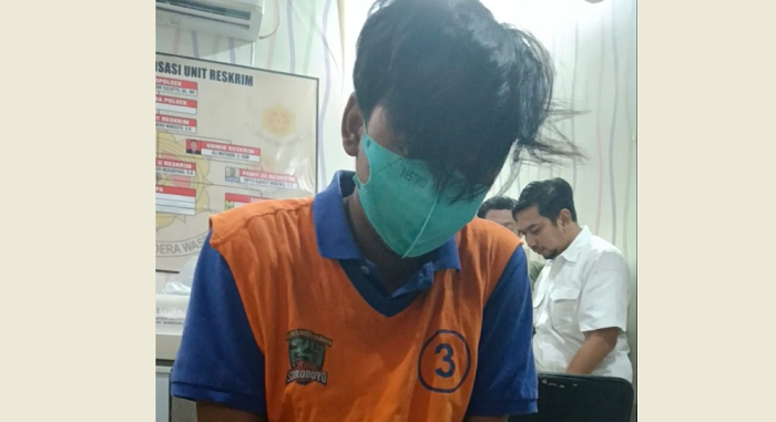 MENUNDUK: Tersangka Tegar diamankan di Mapolsek Sukomanunggal Surabaya, Rabu (17/1). (IST)