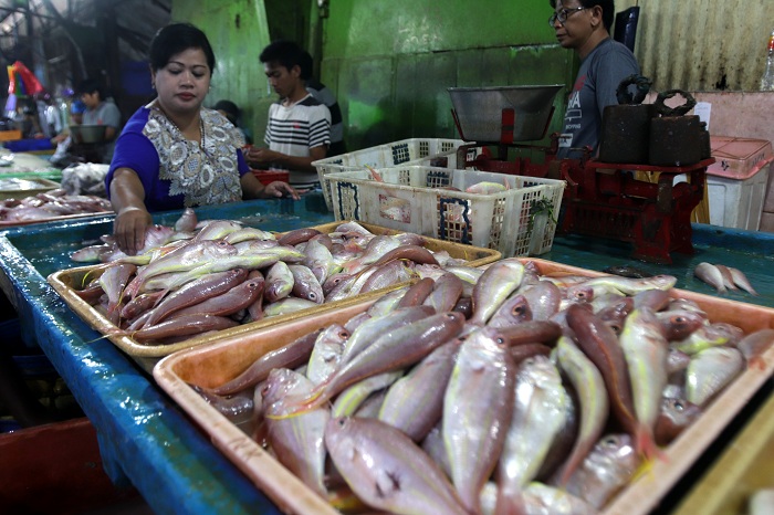 MURAH: Aktivitas pedagang ikan tangkapan di Pasar Pabean Surabaya, Rabu (17/1). (ANDY S/RADAR SURABAYA)