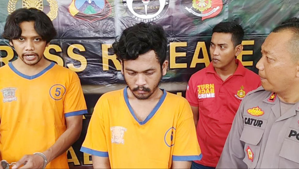 DITAHAN: Tersangka dan barang bukti diamankan di Mapolsek Gayungan.