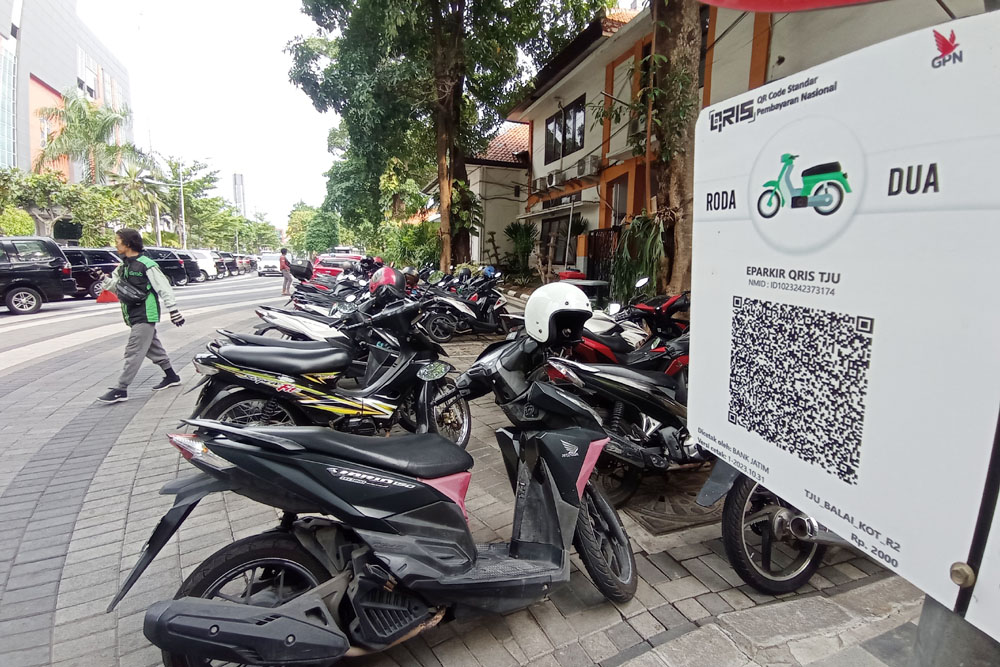 LEBIH PRAKTIS: Papan barcode untuk pembayaran retribusi parkir nontunai yang terpasang di Jalan Jimerto, Surabaya.