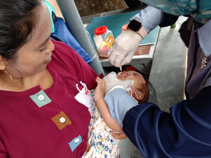 AGAR SEHAT: Petugas puskesmas melakukan imunisasi polio di perkampungan kawasan Sawah Pulo, Surabaya, Selasa (16/1). (RAHMAT S/RADAR SURABAYA)