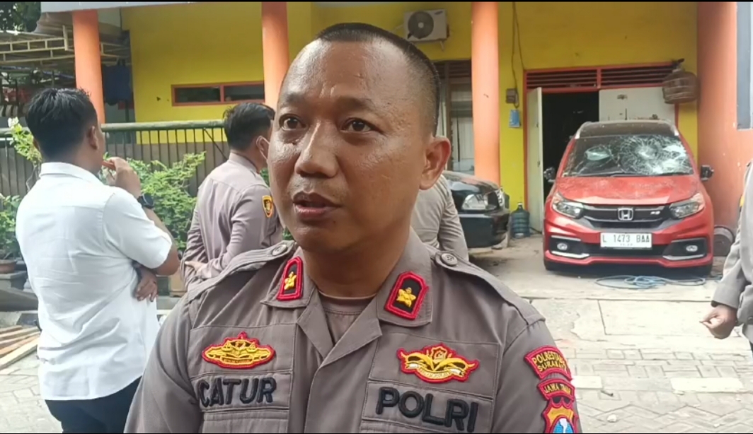 Kapolsek Gayungan Kompol Catur Sulistyantomo memberikan keterangan kepada wartawan di depan TKP di Jalan Gayung Kebonsari X Surabaya.