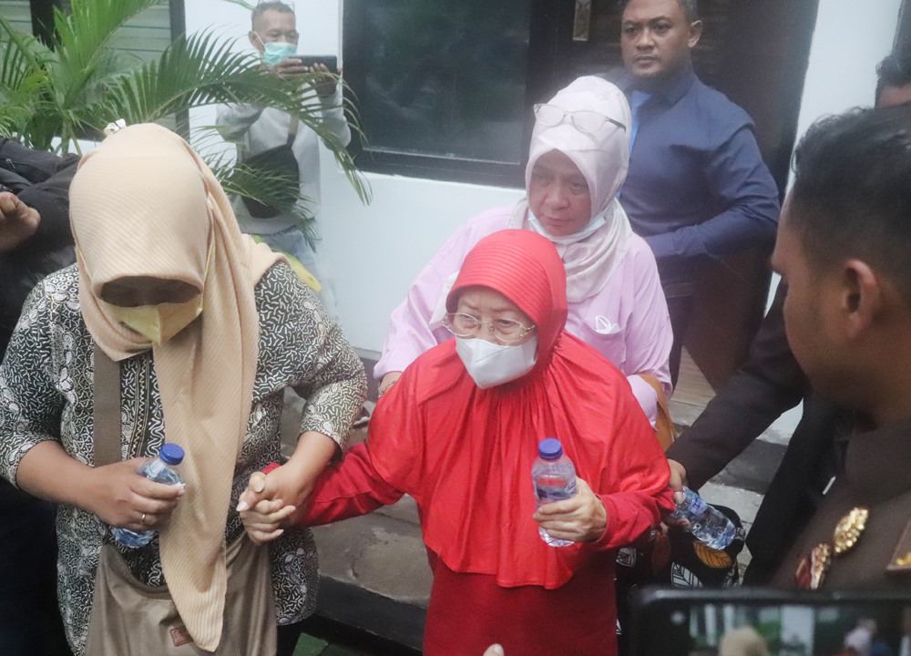 KASUS LAMA: Mantan pengurus Koperasi Primkop UPN Veteran Jatim   dibawa ke Kejari Tanjung Perak, Surabaya, Rabu (17/1).