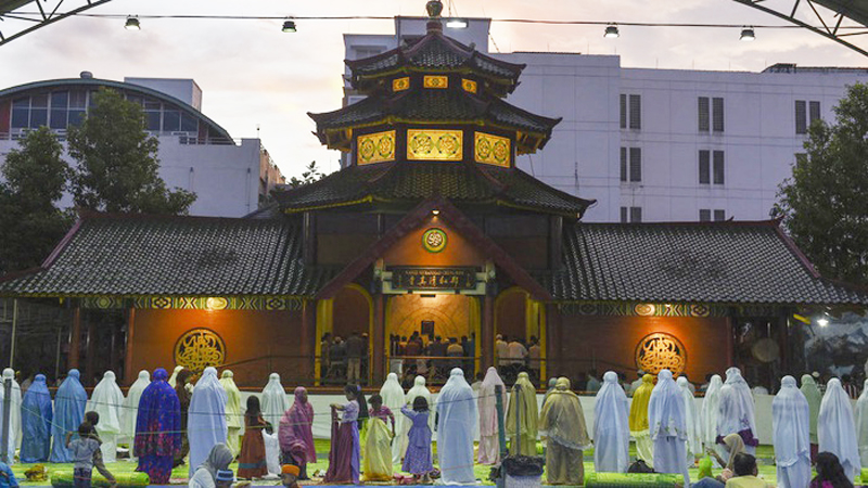 CHENG HOO PERTAMA: Landskap Masjid Cheng Hoo di Jalan Gading No. 2 Surabaya yang mirip bangunan kelenteng.
