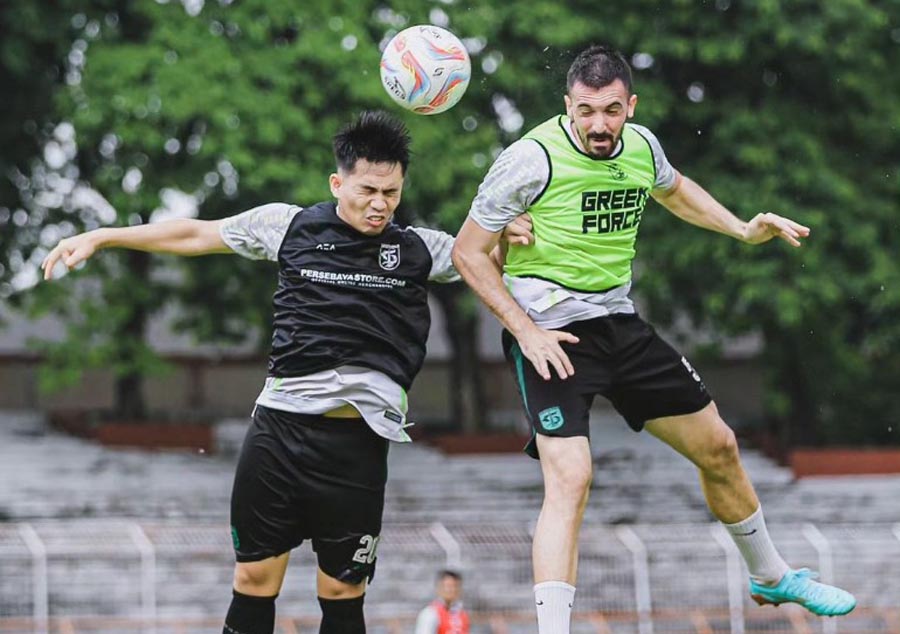 TERBIASA: Duel udara pemain Persebaya saat menjalani latihan keras menjelang laga lawan PSIS Semarang, 30 Januari nanti.