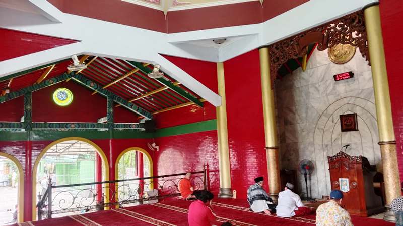 MERAH MENCOLOK: Aktivtas salat berjamaah di Masjid Cheng Hoo Surabaya.