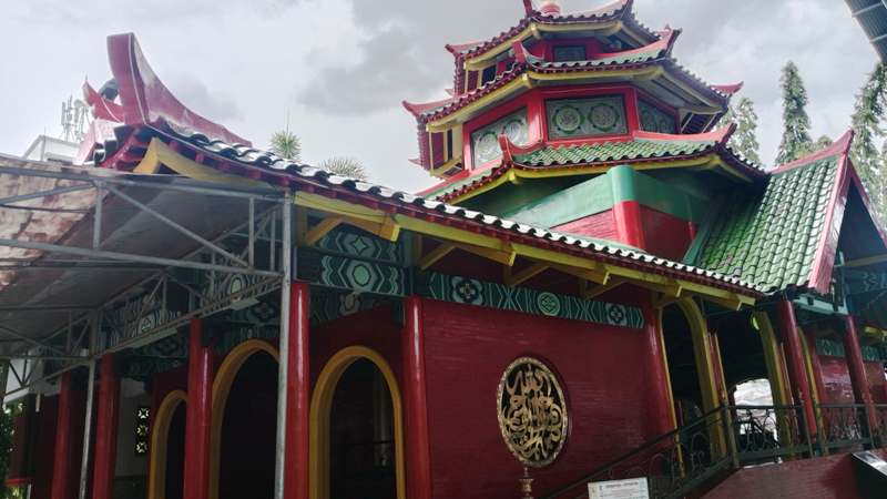 KHAS TIONGHOA: Atap bersusun di masjid Cheng Hoo Surabaya dengan sentuhan ornamen khas ekor burung Sriti ala bangunan Pagoda atau kelenteng.