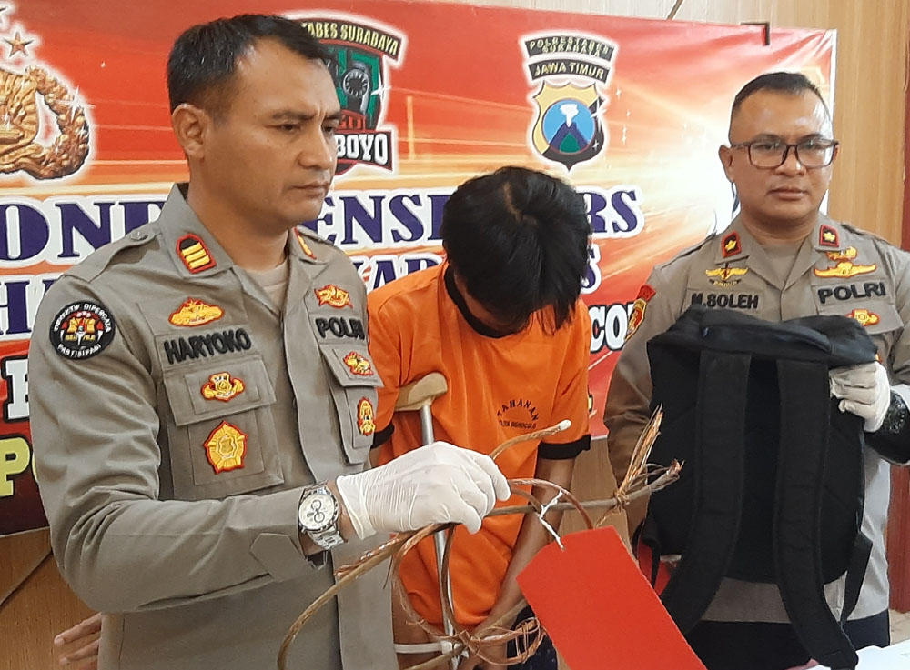 KAWAKAN: Dwi Bagus Satrio ditahan di Mapolsek Wonocolo.