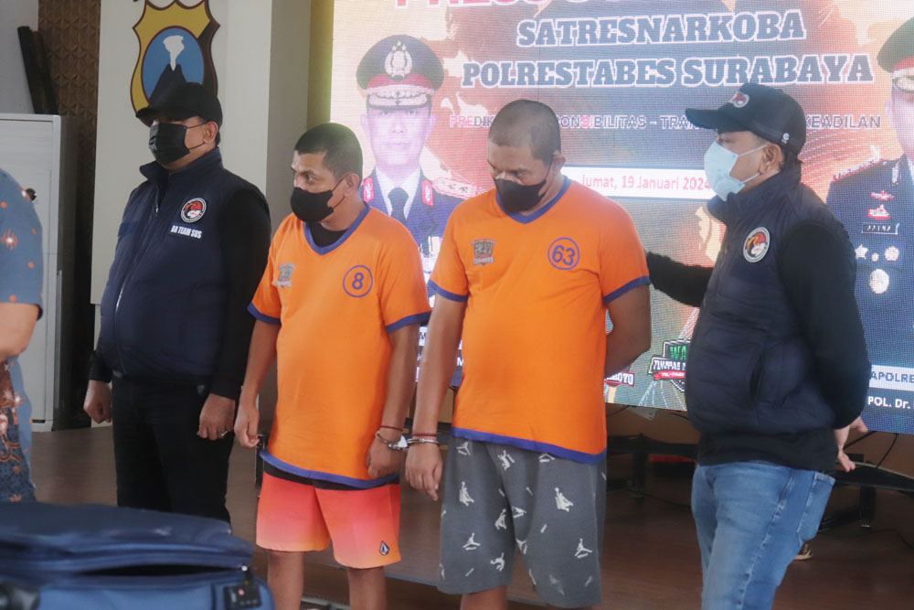 PEMAIN BESAR: Tersangka RM dan EM diamankan di Polrestabes Surabaya, Jumat (19/1).
