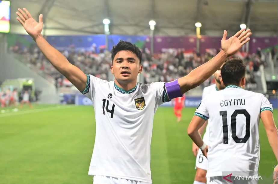 Asnawi Mangkualam merayakan golnya dari titik penalti ke gawang Vietnam di laga kedua penyisihan grup D Piala Asia 2023 di Stadion Abdullah Bin Khalifah, Doha, Qatar, Jumat (19/1/2024).