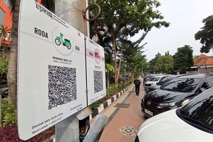 SUDAH SIAP: Papan barcode untuk pembayaran retribusi parkir non tunai yang terpasang di Jalan Jimerto, Surabaya. (SURYANTO/RADAR SURABAYA)