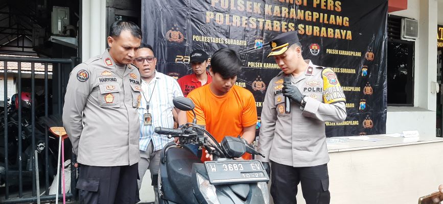 PRAKTEK: Tersangka Arya Praditya Perdana memeragakan cara mencuri motor. (MAHRUS/RADAR SURABAYA)