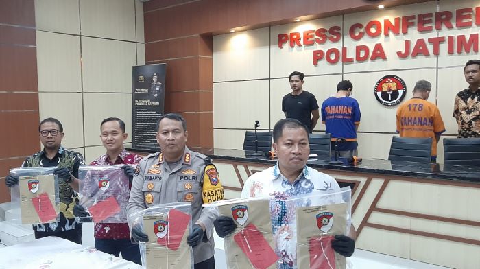 MODUS: Tersangka kasus penipuan rekrutmen ASN dengan korban dari Kediri. (MAHRUS/RADAR SURABAYA)