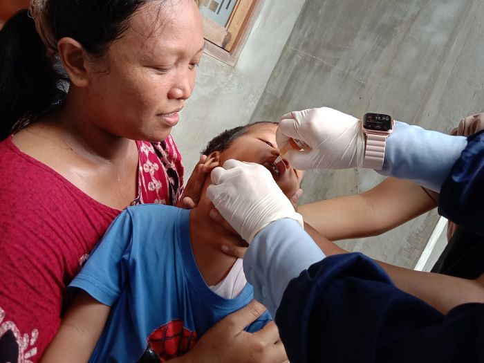 PENCEGAHAN: Penyakit polio hanya bisa dicegah dengan melakukan imunisasi lengkap dan rutin. (RAHMAT S/RADAR SURABAYA)