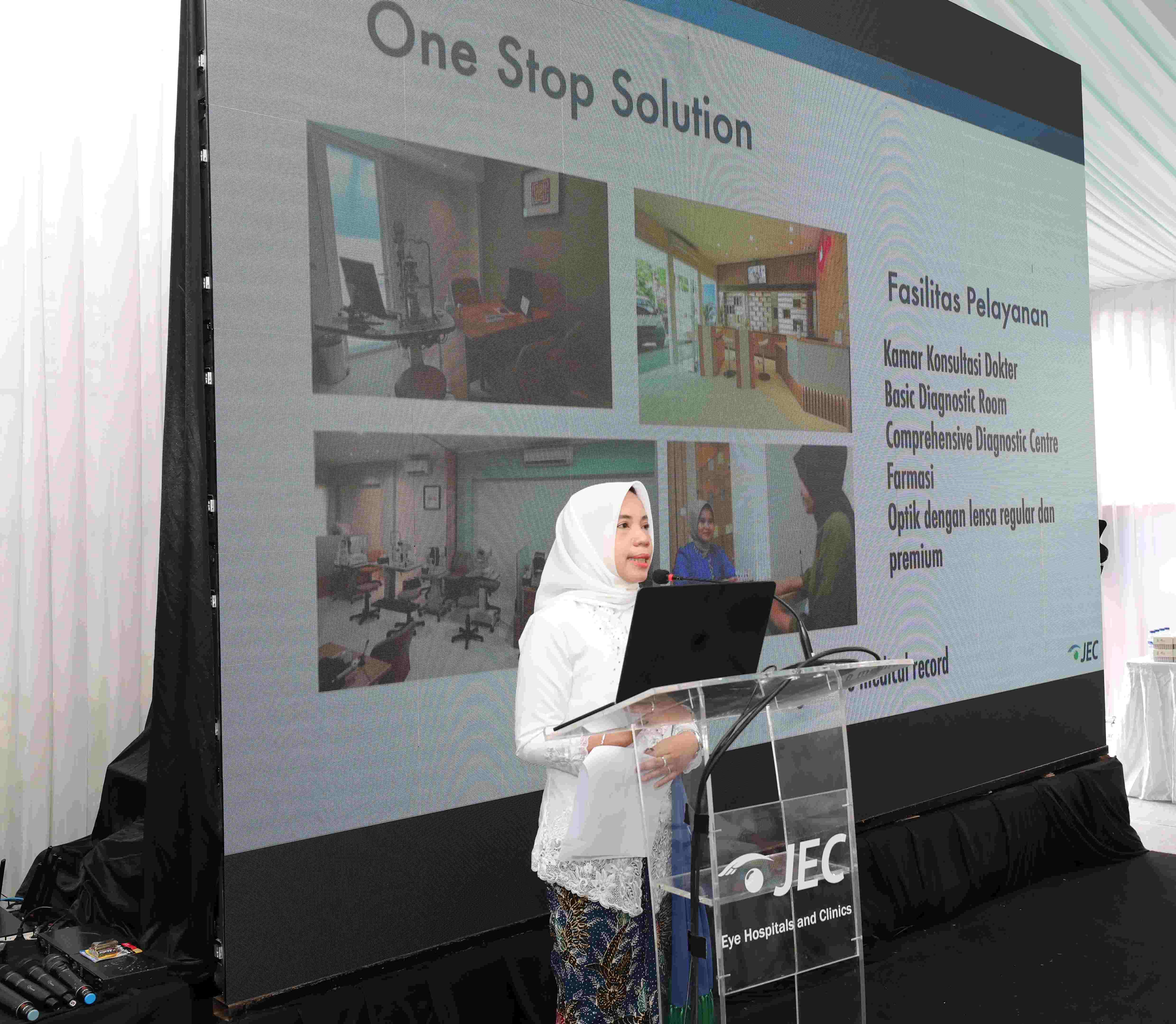 ONE STOP SOLUTION: Dr. Lely Retno Wulandari, Sp.M (K), selaku Direktur Klinik Utama Mata JEC JAVA @ Pasuruan saat konferensi pers Grand Opening Klinik Utama Mata JEC JAVA @ Pasuruan (20/1).