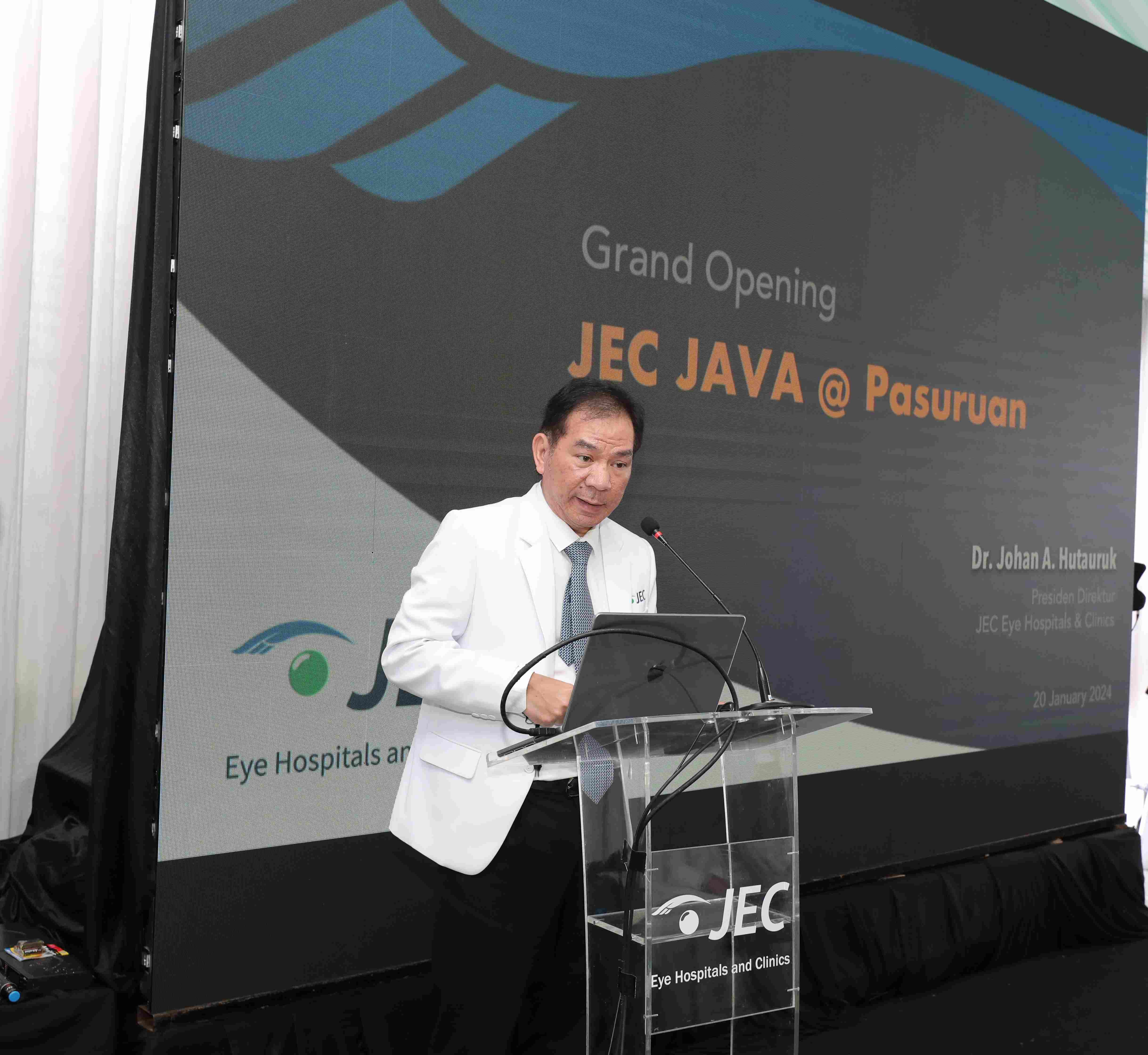 TERDEPAN: DR. Dr. Johan Hutauruk, Sp.M(K), selaku Presiden Direktur JEC Korporat, saat konferensi pers Grand Opening Klinik Utama Mata JEC JAVA @ Pasuruan (20/1).