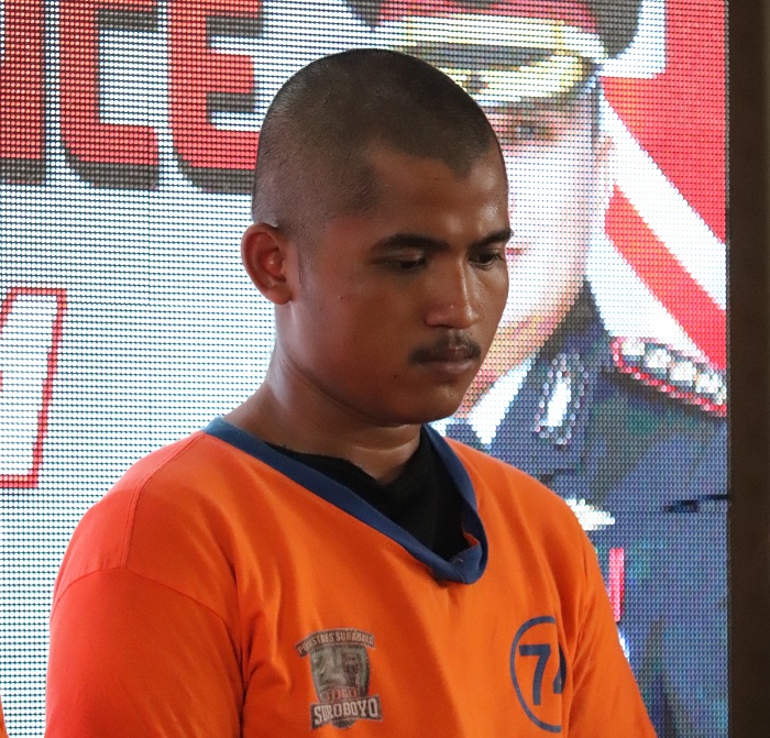BEJAT: MM, 21, pria bejat yang mencabuli bocah empat tahun menggunakan alat bantu sumpit dan boneka Barbie. (SURYANTO/RADAR SURABAYA)