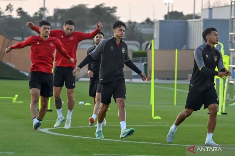 Sejumlah pesepak bola timnas Indonesia melakukan latihan di Lapangan Al Egla 2, Usail, Qatar, Rabu (17/1/2024).